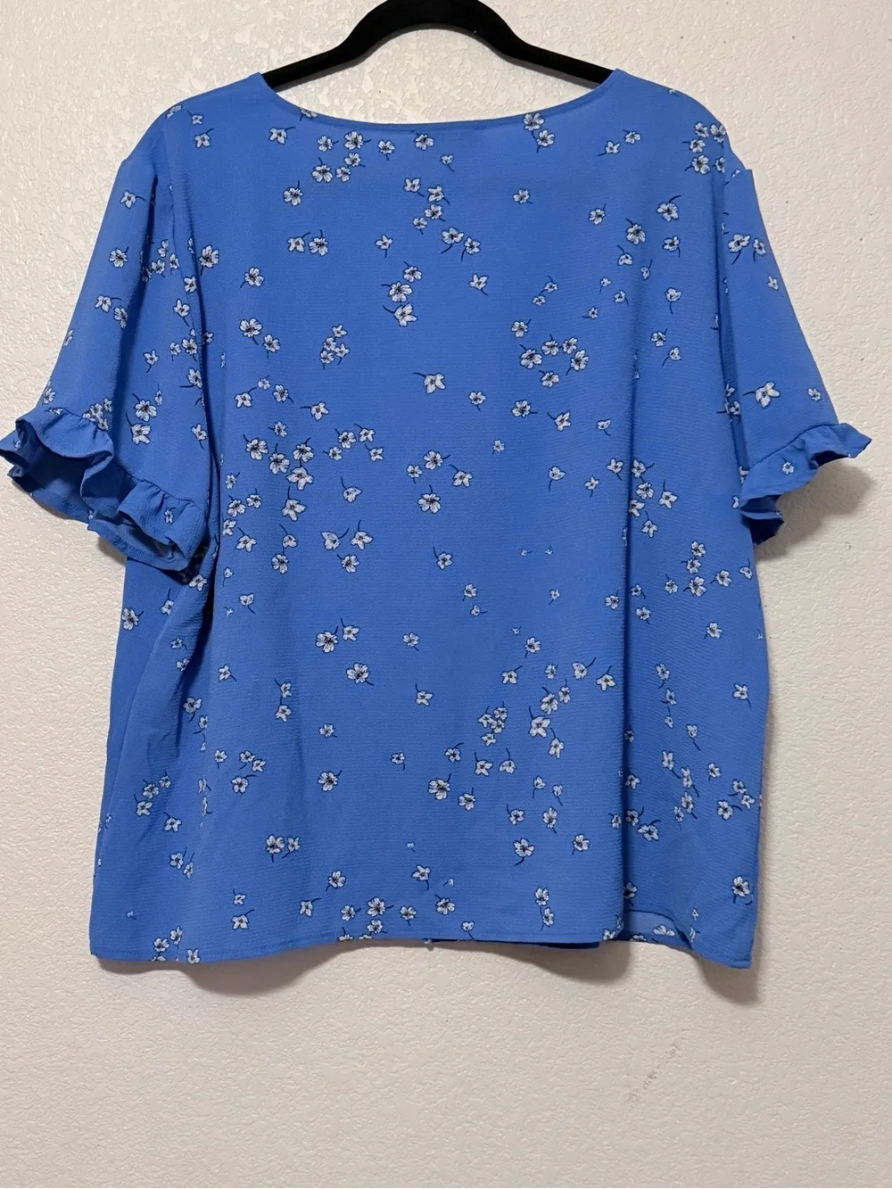 Cece Blue Floral Button-Front V-Neck Top 0190
